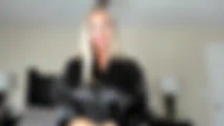 Sii un bravo ragazzo e succhio lo strapon della matrigna.