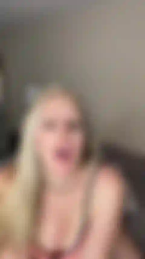 Mi sono svegliata arrapata, giochiamo con i tappi di testa.