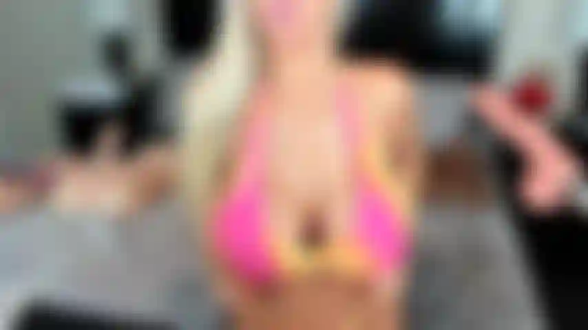 Una tettona mi prende in giro e mi sditalina forte.