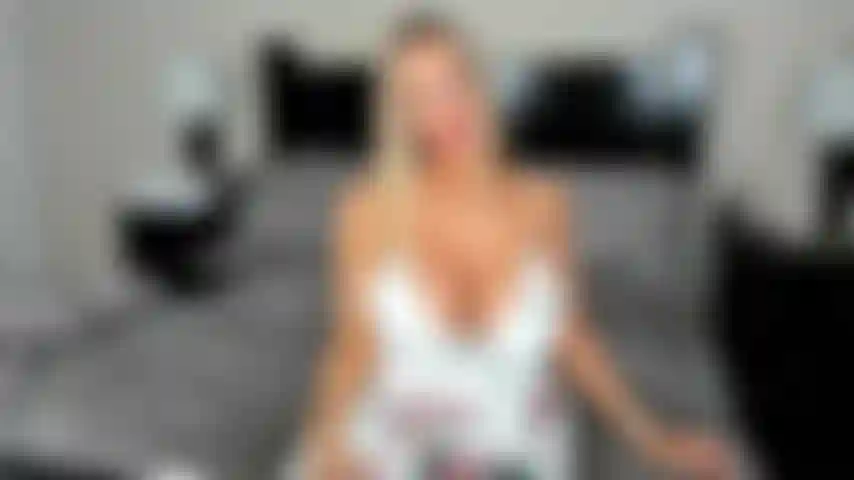 Una milf bionda e tettona che prende un bbc.