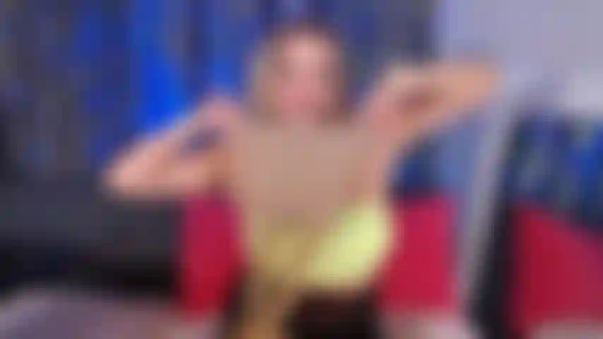 Una milf si veste con collant marrone chiaro.