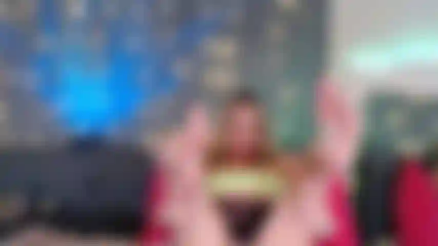 La schiava dei piedi deve adorare, leccare, sborrare e massaggiare i piedi sporchi della suocera.