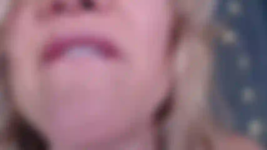 La milf gigantessa mangia un ometto.