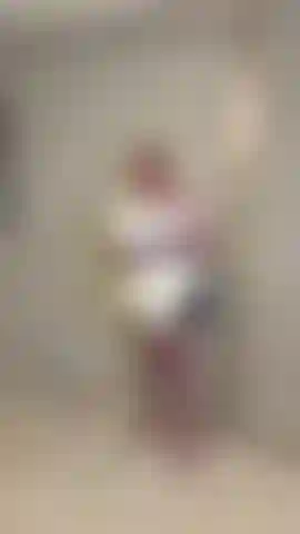 Ho sorpreso un cliente che si masturbava il cazzo! Ero la cameriera ai piani che lavorava all'8° piano ed ero sorpresa che qualcuno fosse ancora in camera molto dopo il checkout. Il cliente era così sexy e il suo cazzo duro mi aveva eccitata, così ho segretamente abbandonato i miei doveri per succhiargli il cazzo. Peccato che gli abbia rovinato l'erezione e l'abbia lasciato con le palle piene di sborra. La vendetta è un piatto che va servito freddo come il ghiaccio! Lol se l'è meritato per non aver chiuso a chiave la porta della sua stanza. Video con ragazzo e ragazza. Xxx.