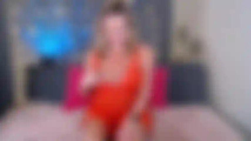 Una matrigna esigente tradisce il figliastro femminuccia con un cazzo nero.