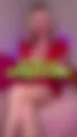 Il mio ficcanaso vicino di casa mi sorprende a casa da sola e devo dargli tutto il piacere che riesce a reggere. Spero che mio marito non ci sorprenda mentre ci divertiamo. Video solo con tette, masturbazione, succhiare il dildo e altro ancora. Xxx.