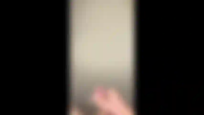 Oggi ho sorpreso il mio ragazzo a masturbarsi. Volevo mostrargli le mie abilità nel masturbare e succhiare finché non è venuto tutto sulle mie tette. Divento così gelosa quando non mi include nel divertimento. Video ragazzo + ragazza.