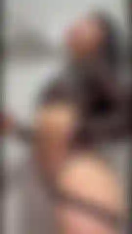 Vieni a guardare la nuova ragazza a cui tutti continuano a pensare.