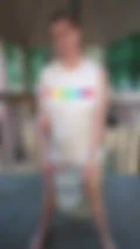 Sfida di stuzzicare la maglietta bagnata.