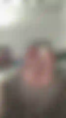 Max mangia la mia piccola figa poi lo cavalco fino a fargli venire tutto il cazzo. Guardalo colare dalla mia figa.