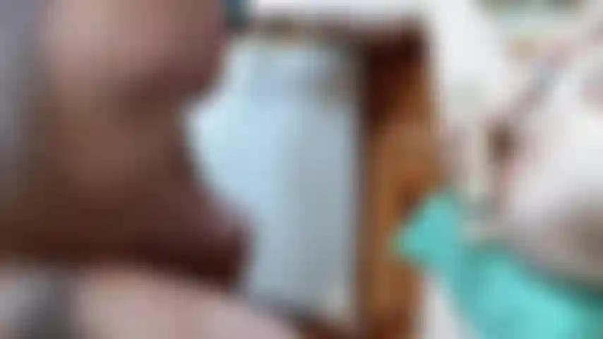 Raggiungo l'orgasmo così tanto proprio in faccia a max che lui si viene addosso.