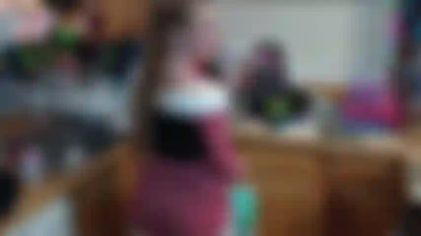 Allenamento anale natalizio con il mio nuovo tunnel e tappi di testa più grandi.