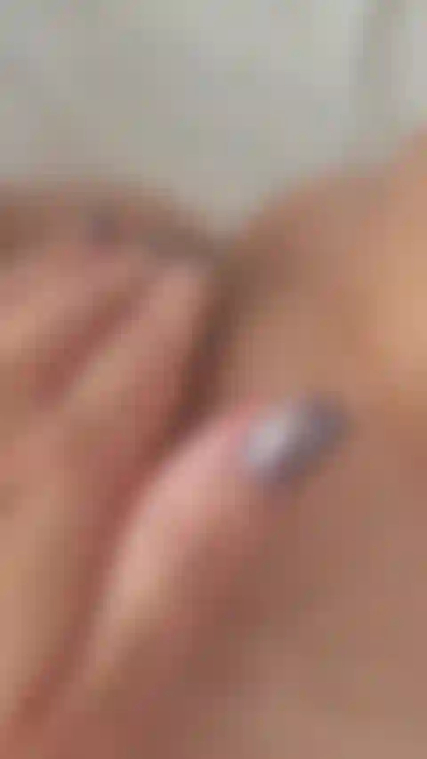 Masturbazione in primo piano della figa pelosa con unghie scintillanti.