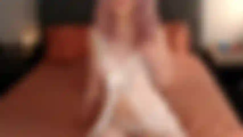 Mi piacerebbe mostrarti i miei bellissimi seni rotondi e i capezzoli rosa e sodi. Cosa ne pensi?