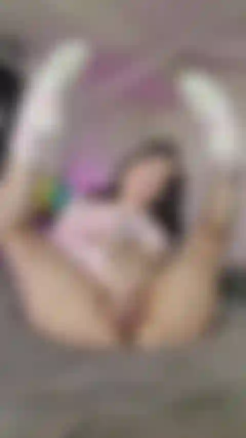 Mi sditalino la figa e il culo nei miei calzini pelosi e nelle calze a rete!