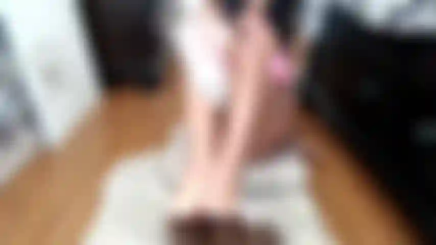 Faccio un footjob oliato.