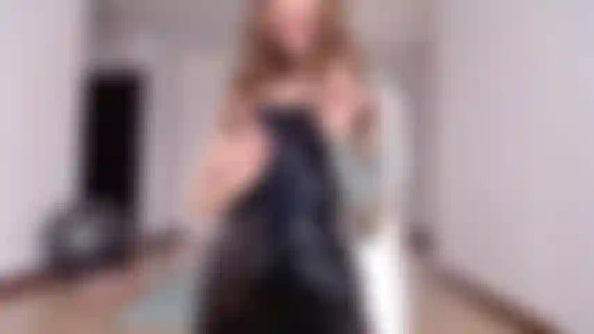 Abito nero lucido - gioco con la figa - punto di vista sulla cavalcata.