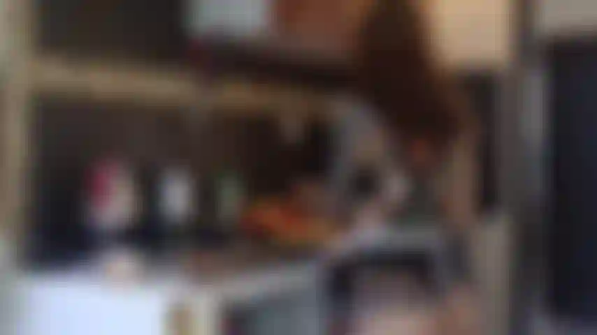 Gioco di ruolo con il culo di una cameriera francese con un plug anale.