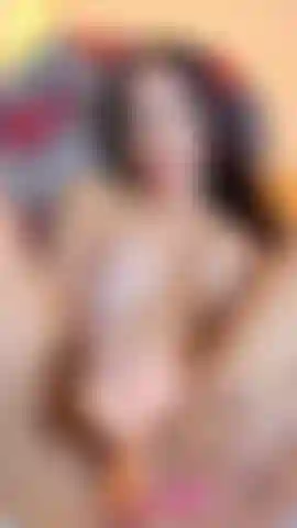 Milf arrapata che si scopa la figa mentre i vicini sentono 😈.