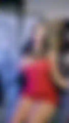 Fatti una sega per le mie tette, so che adori accarezzare le mie tette naturali da milf! Oggi voglio vedere quanto riesco a farti arrapare. Non appena espongo queste tette rimbalzanti diventi immediatamente duro e ti permetto di masturbarti e di venirci addosso.