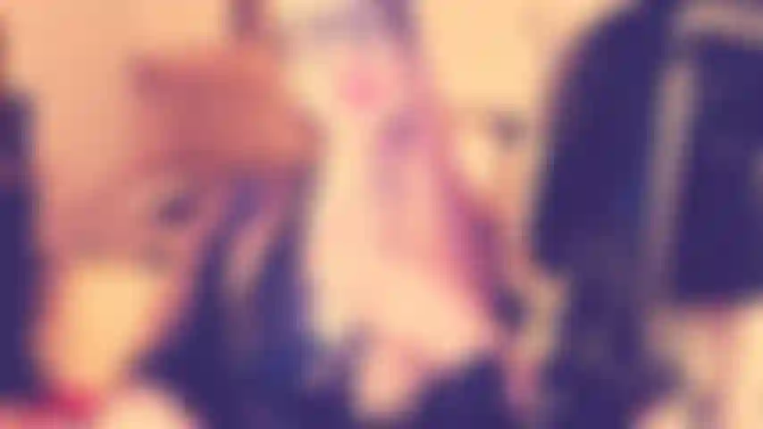 Vicky fa succhiare alla sua femminuccia lo strap-on.