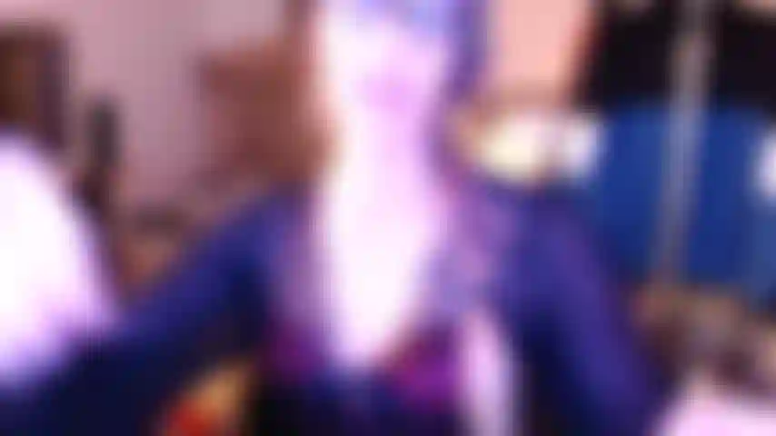 Feticismo della bocca, ugola, flessione della gola e feticismo dei piedi.