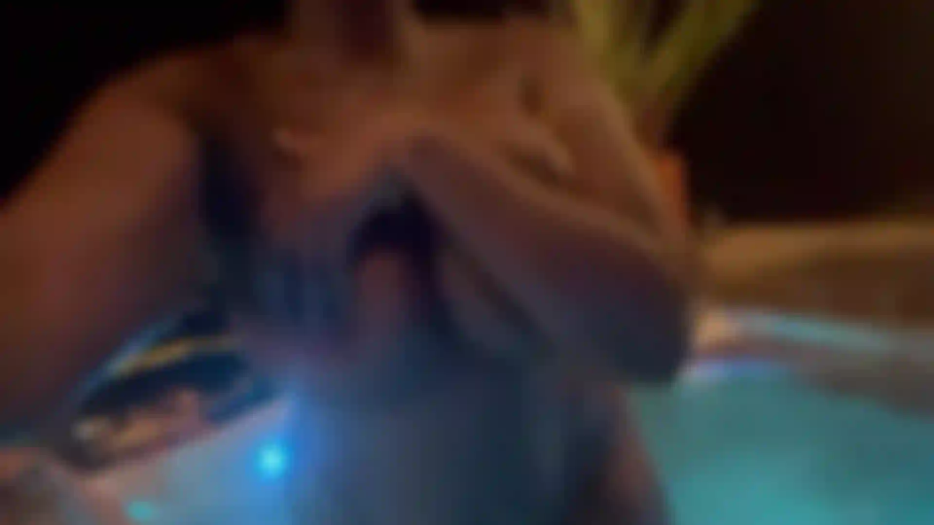 Una calda ragazza ebano fa un bagno nuda!