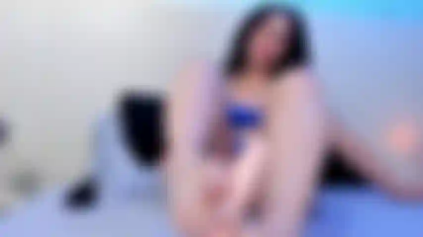 Gioco lentamente con i giocattoli e ho i piedini carini in primo piano e al centro.