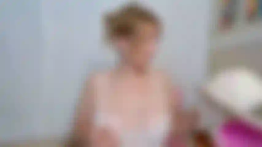 Un reggiseno impilato e a strati con espansione del seno e scollatura.