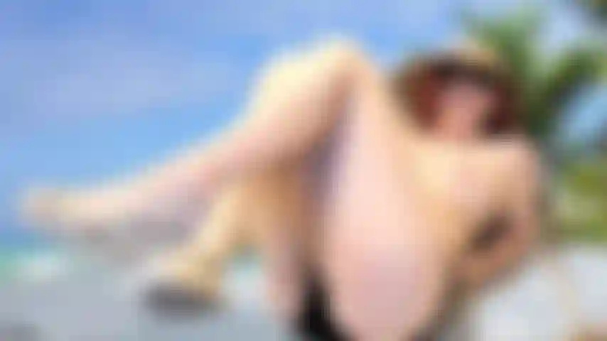Sandali penzolanti sulla spiaggia.