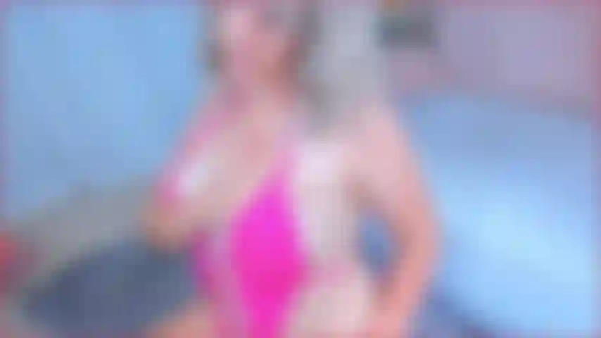 Un ragazzo timido visita la spiaggia per nudisti per la prima volta.