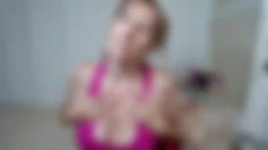 Sensuale e contorta joi in topless.