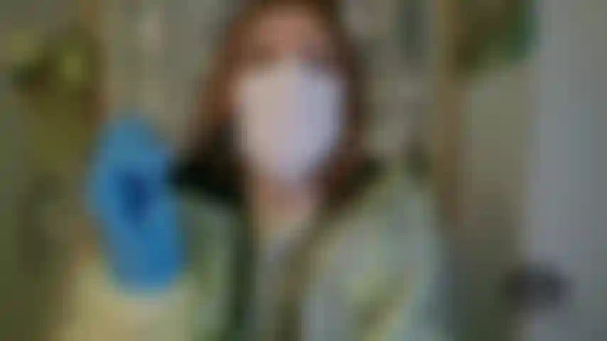 Una dentista fa una mano birichina al paziente dopo aver scoperto la sua erezione mp4 1080x1920.