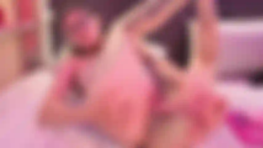 Sborra che cola dalla mia figa, mentre mi scopo la figa afferrandomi il collo.