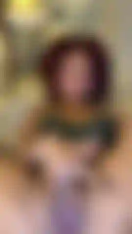 A la chica sexy le gusta follar con un juguete y tener el coo mojado.