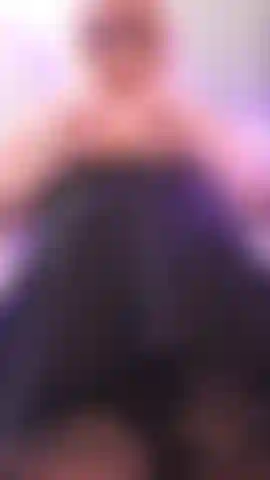 La mia troia sottomessa mi adora.