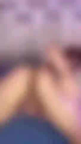 Mi masturbo la figa e mi metto le dita nel culo.