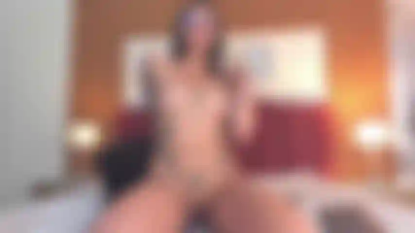 Voglio cavalcare il tuo grosso cazzo.