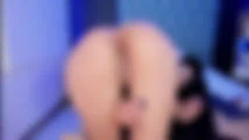 Che gioca con le sue dita nel profondo della sua vagina.