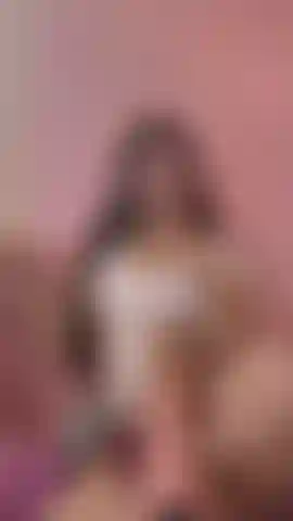 Voglio inumidire il mio corpo ancora di più con il gioco intenso della macchina.