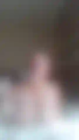 Solo una ragazza, le sue bolle e il suo giocattolo.