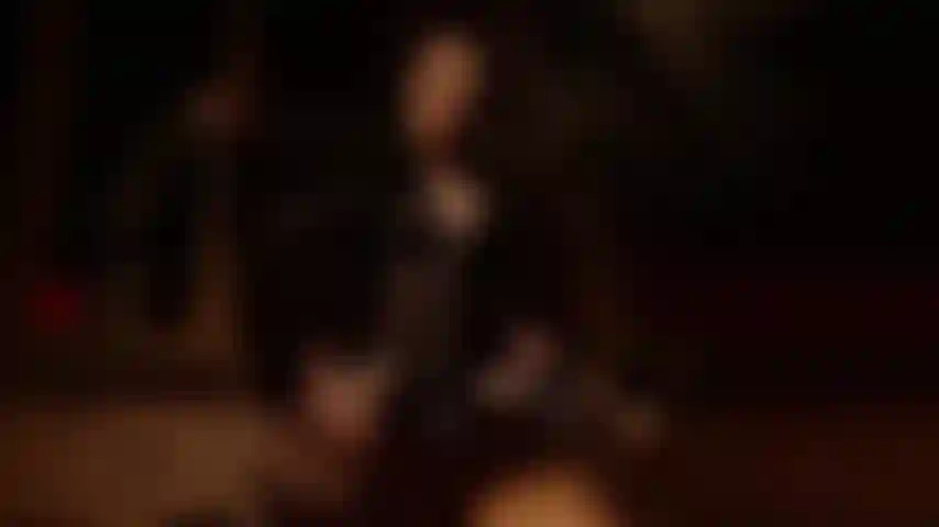 Occhi chiusi, anime intrecciate, inizia la seduzione.