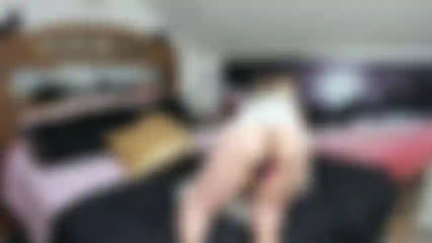 Per favore mangiami il culo mentre cavalco il mio dildo.