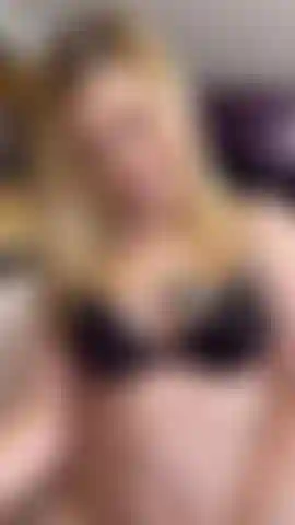 La gola vergine che si soffoca sul dildo.