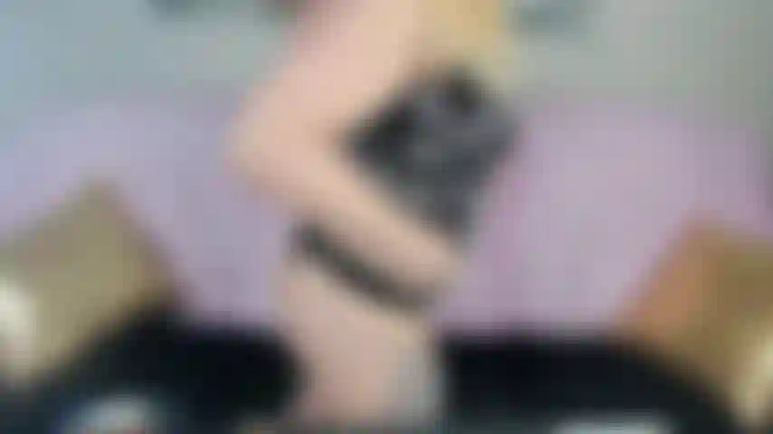 Succhiare le dita dei piedi, allungare la figa in cam show divertente!