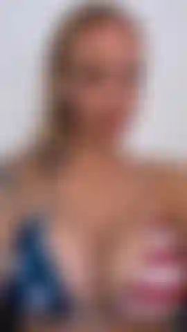 Modella di bikini che flette tiles.