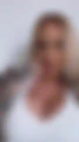 Gioco con le tette sfacciate mentre la mia amica è nella stanza accanto, mi sento così eccitata!