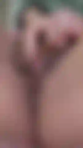 Succhia clitoride da vicino sul clitoride gonfio.