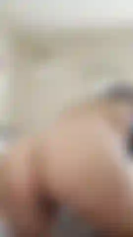 Le mie tette rimbalzano cavalcando un dildo.