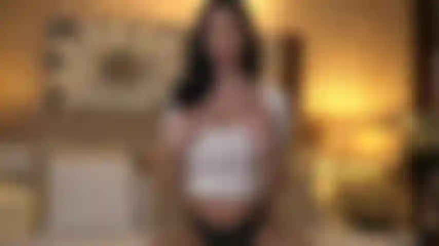 Ricordi la bella ragazza della porta accanto su cui hai sempre fatto sogni bagnati? Oggi vuole trasformare le tue fantasie in realtà!